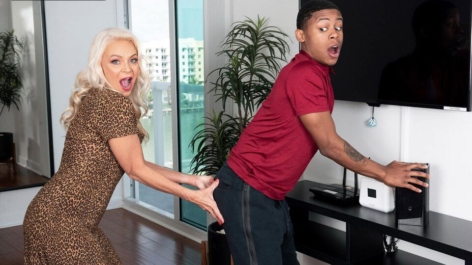 Black dude with a long wiener screwed a gorgeous blonde Jynn