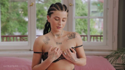 Soloing inked brunette Sarah Heizel knows how to play in solo style