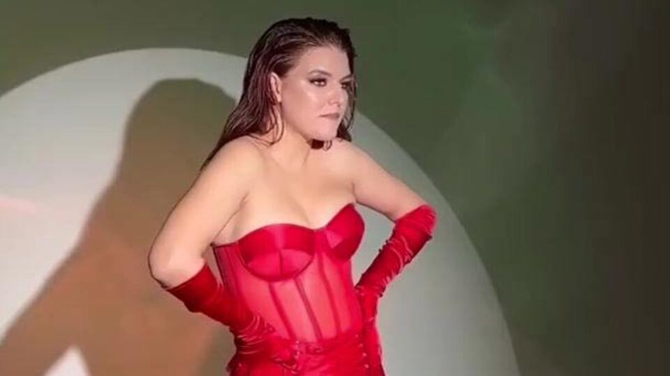 No sex solo posing session with a hot babe in a tight red dress