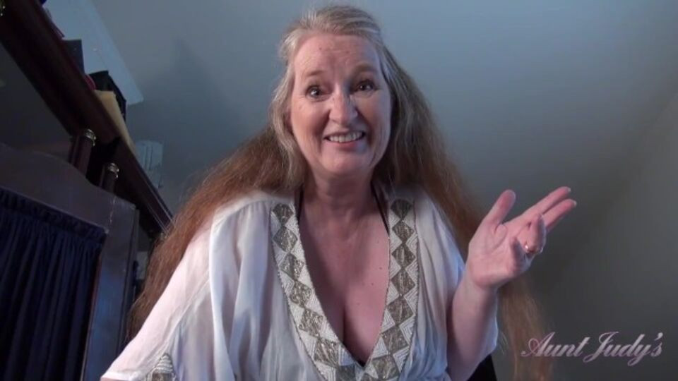 Smiling Gilf's mature handjob porn