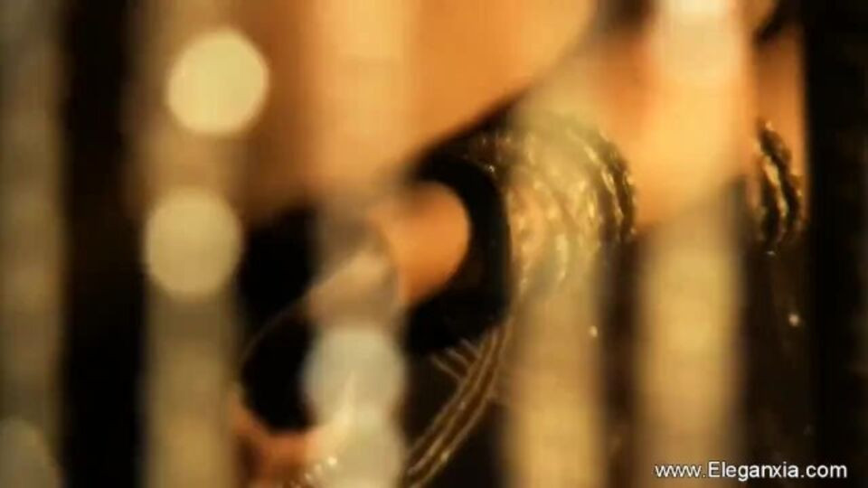 Watch exquisite queen bee's video