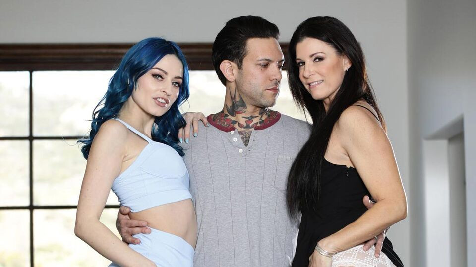 FFM 3some with two hot models India Summer and Jewelz Blu