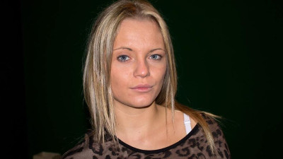 First-class blonde Vanda Lust gives a good head down on the knees