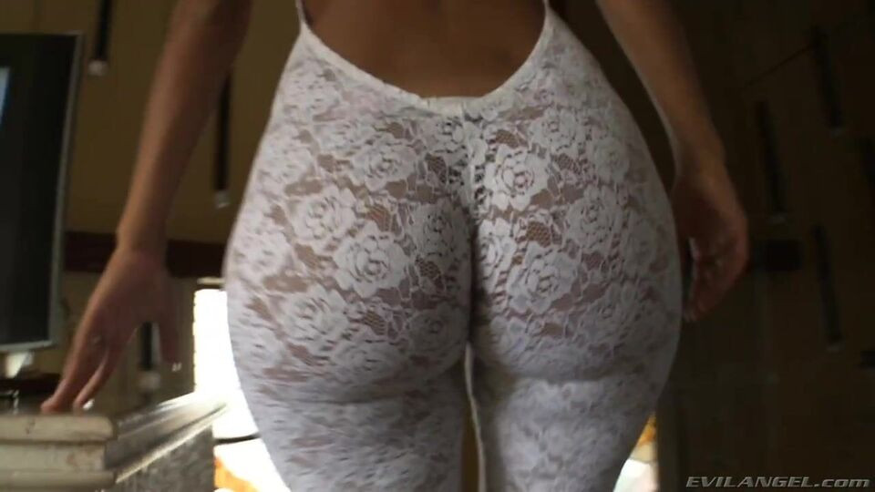 Aesthetic sweetheart Talita Brandao reveals her round ass on cam